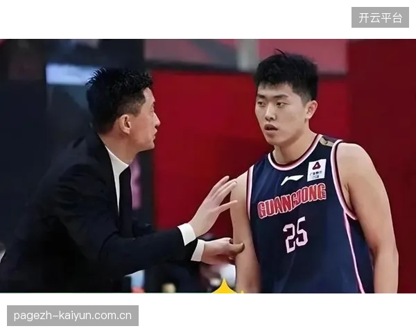 广东队张皓嘉在次回合加时赛命中决胜三分,将系列赛拖入决胜局,展现大心脏。 广东队张皓嘉在次回合加时赛命中决胜三分,将系列赛拖入决胜局,展现大心脏。